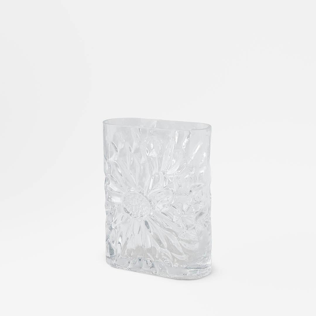https://s3-ap-southeast-2.amazonaws.com/fusionfactory.commerceconnect.bbnt.production/pim_media/000/198/782/M_F_S25-26_Dalia_Glass_Vase_Sml_Clear_26133102_SI.jpg?1754355706