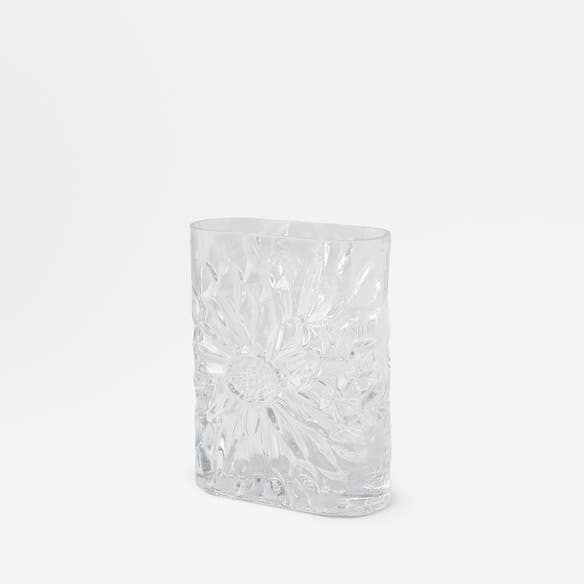 https://s3-ap-southeast-2.amazonaws.com/fusionfactory.commerceconnect.bbnt.production/pim_media/000/198/782/M_F_S25-26_Dalia_Glass_Vase_Sml_Clear_26133102_SI.jpg?1754355706