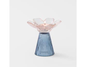 https://s3-ap-southeast-2.amazonaws.com/fusionfactory.commerceconnect.bbnt.production/pim_media/000/199/641/M_F_S25-26_Flower-Glass-Candle-Holder_Pink-Blue_26648501_V2_SI.jpg?1755233547
