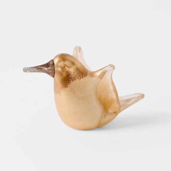 https://s3-ap-southeast-2.amazonaws.com/fusionfactory.commerceconnect.bbnt.production/pim_media/000/202/669/M_F_S25-26_Hummingbird-Glass-Bird_Gold_26629201_SI.jpg?1759812603
