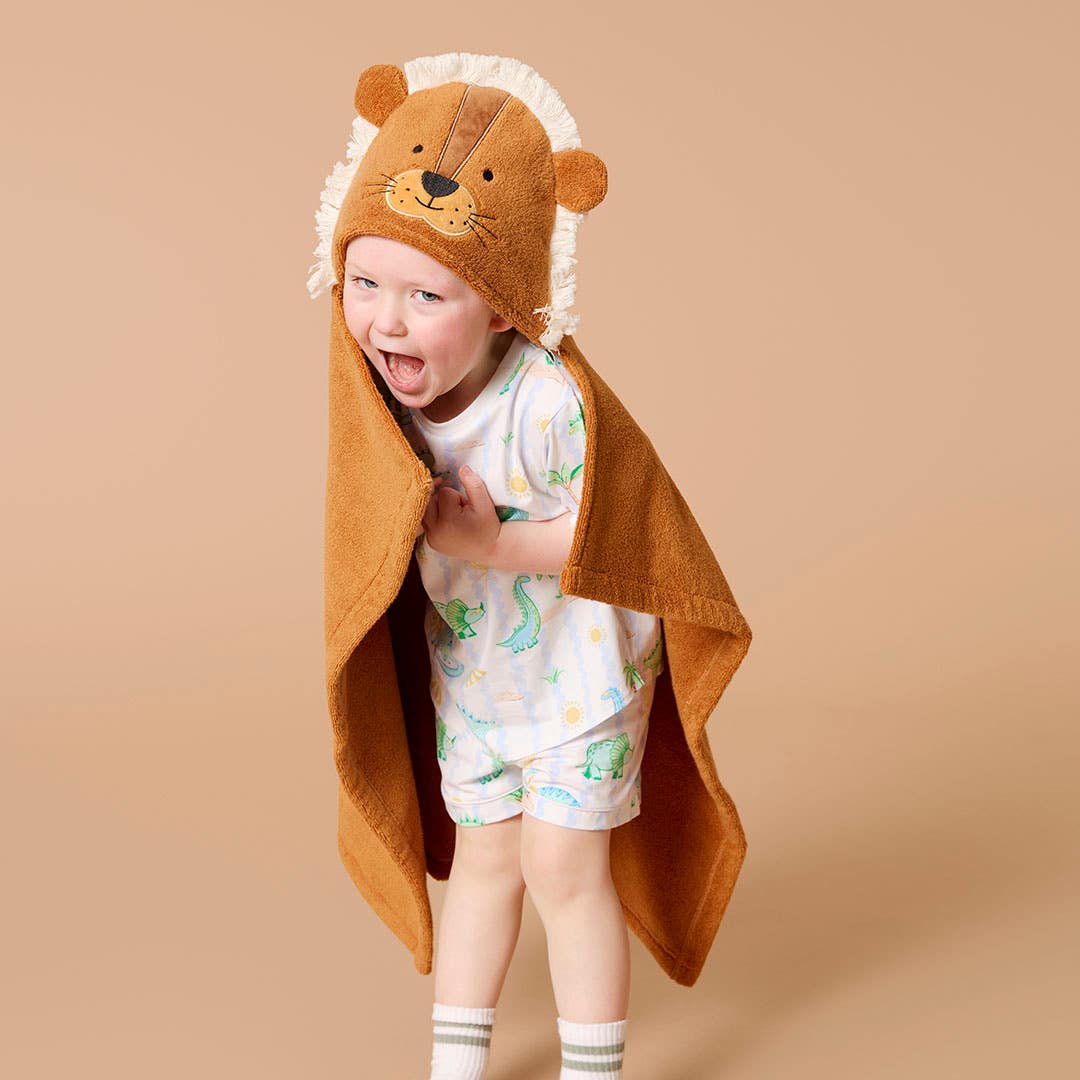 https://s3-ap-southeast-2.amazonaws.com/fusionfactory.commerceconnect.bbnt.production/pim_media/000/204/735/M_F_S25-26_LS_Ecom_Talent_Lenny_Lion_Kids_Hooded_Towel_SI.jpg?1764024387