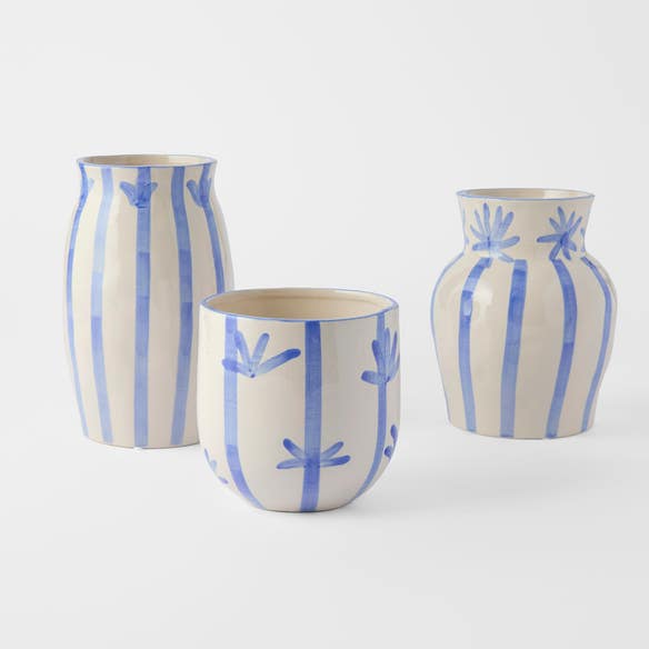 https://s3-ap-southeast-2.amazonaws.com/fusionfactory.commerceconnect.bbnt.production/pim_media/000/202/372/M_F_S25-26_Marra-Ceramic_Range_Blue-White_26624_R_SI.jpg?1759652408
