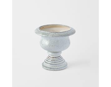 https://s3-ap-southeast-2.amazonaws.com/fusionfactory.commerceconnect.bbnt.production/pim_media/000/202/491/M_F_S25-26_Orano-Footed-Ceramic-Planter-Lrg_Grey_26632101_SI.jpg?1759727267