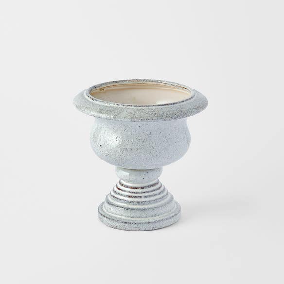 https://s3-ap-southeast-2.amazonaws.com/fusionfactory.commerceconnect.bbnt.production/pim_media/000/202/491/M_F_S25-26_Orano-Footed-Ceramic-Planter-Lrg_Grey_26632101_SI.jpg?1759727267