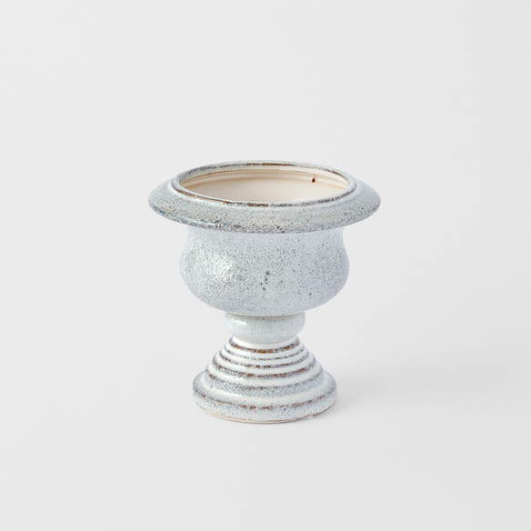 https://s3-ap-southeast-2.amazonaws.com/fusionfactory.commerceconnect.bbnt.production/pim_media/000/202/488/M_F_S25-26_Orano-Footed-Ceramic-Planter-Sml_Grey_26632201_SI.jpg?1759727200