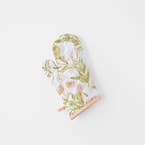 https://s3-ap-southeast-2.amazonaws.com/fusionfactory.commerceconnect.bbnt.production/pim_media/000/201/010/M_F_S25-26_Priscilla-Oven-Glove_Peach-Sage_26557101_SI.jpg?1757639581
