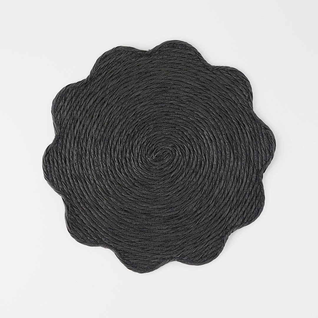 https://s3-ap-southeast-2.amazonaws.com/fusionfactory.commerceconnect.bbnt.production/pim_media/000/200/524/M_F_S25-26_Scallop-Wipeable-Placemat_Black_26534905_SI.jpg?1757030535