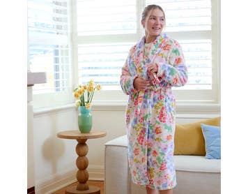https://s3-ap-southeast-2.amazonaws.com/fusionfactory.commerceconnect.bbnt.production/pim_media/000/202/050/M_F_S25-26_Summer-PJs_LS_Adult_Emma-Printed_Plush_Robe_V1_SI.jpg?1759386026