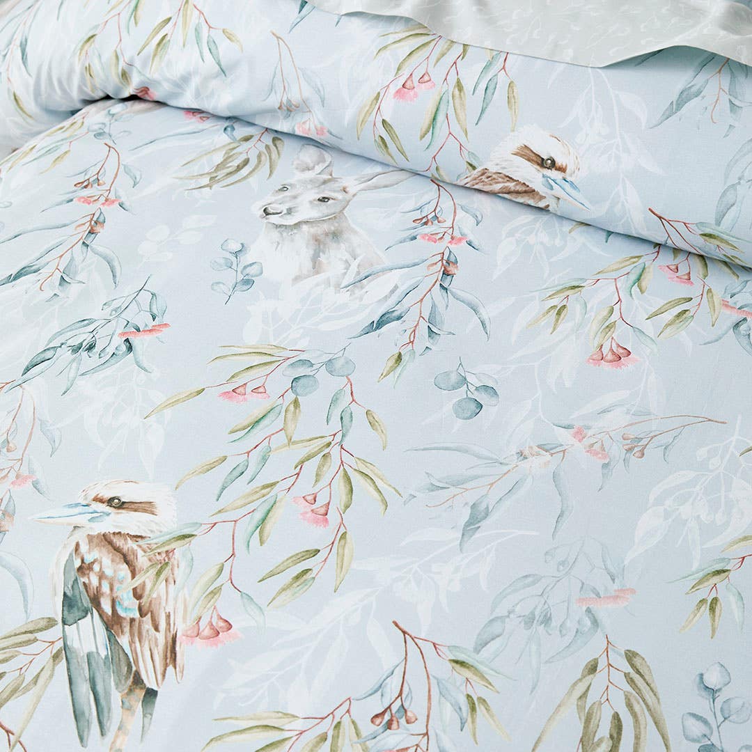 https://s3-ap-southeast-2.amazonaws.com/fusionfactory.commerceconnect.bbnt.production/pim_media/000/194/353/M_F_S25_26_Bedlinen_BOP_Katoomba_Detail-3_SI.jpg?1745993491