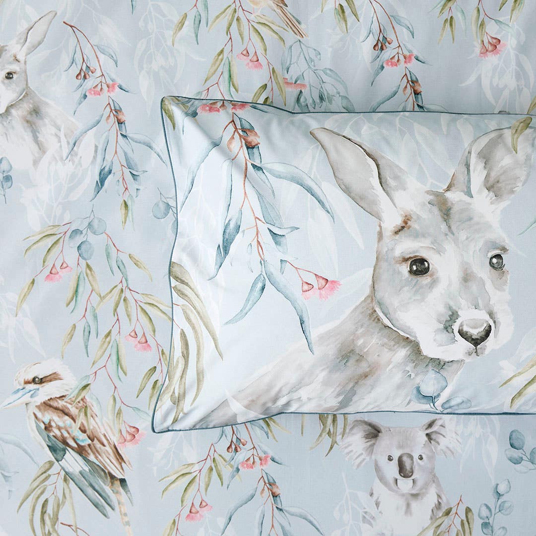 https://s3-ap-southeast-2.amazonaws.com/fusionfactory.commerceconnect.bbnt.production/pim_media/000/194/356/M_F_S25_26_Bedlinen_BOP_Katoomba_QQC_Detail_2_V1_SI.jpg?1745993492