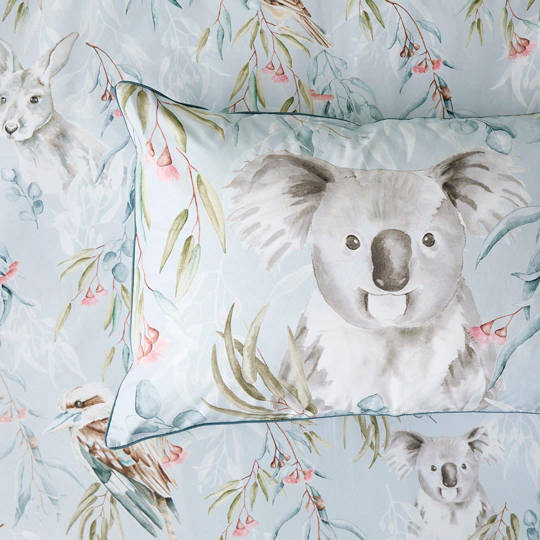 https://s3-ap-southeast-2.amazonaws.com/fusionfactory.commerceconnect.bbnt.production/pim_media/000/194/357/M_F_S25_26_Bedlinen_BOP_Katoomba_QQC_Detail_2_V2_SI.jpg?1745993492