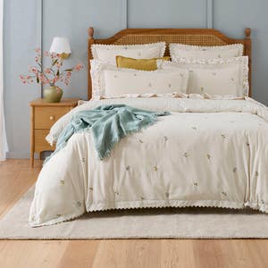 https://s3-ap-southeast-2.amazonaws.com/fusionfactory.commerceconnect.bbnt.production/pim_media/000/215/837/M_F_S26-27_Bedlinen_BOP_Griea_QQC_SI.jpg?1782696385