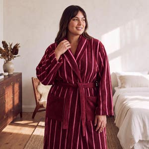 https://s3-ap-southeast-2.amazonaws.com/fusionfactory.commerceconnect.bbnt.production/pim_media/000/222/704/M_F_S26-27_Combi-Robe-Mulberry-Rose_Bathrobe_Talent_LS_26184003_Detail-1_SI.jpg?1789715435