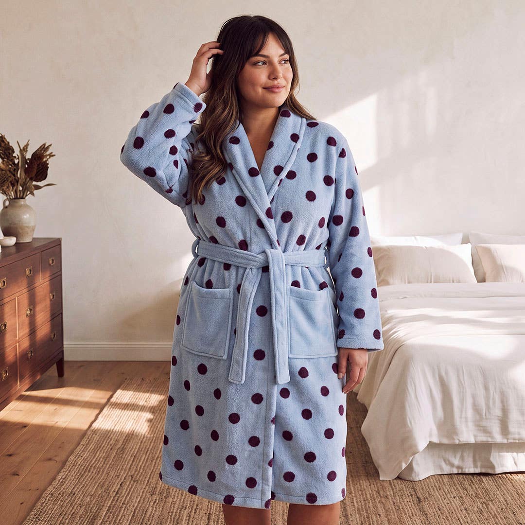 https://s3-ap-southeast-2.amazonaws.com/fusionfactory.commerceconnect.bbnt.production/pim_media/000/221/154/M_F_S26-27_Dani-Spot-Robe_Bathrobe_Talent_LS_27329201_Detail-1_SI.jpg?1788159255