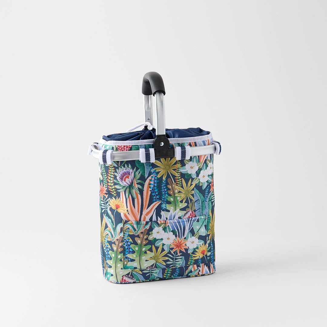 https://s3-ap-southeast-2.amazonaws.com/fusionfactory.commerceconnect.bbnt.production/pim_media/000/218/851/M_F_S26-27_Elara-Cooler-Wine-Carrier_Navy-Blue-Multi_27192501_SI.jpg?1786429694