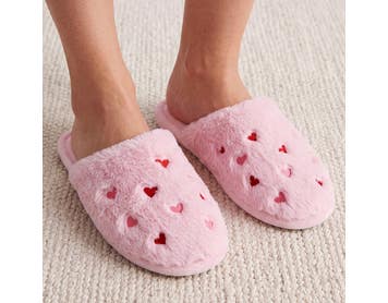 https://s3-ap-southeast-2.amazonaws.com/fusionfactory.commerceconnect.bbnt.production/pim_media/000/221/056/M_F_S26-27_Rosey-Hearts-Slippers-S-M_Lifestyle_Pink_27327201_SI.jpg?1787812086