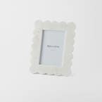 https://s3-ap-southeast-2.amazonaws.com/fusionfactory.commerceconnect.bbnt.production/pim_media/000/172/997/M_F_Scallop-Marble-Photo-Frame-5X7_White_25873501_SI.jpg?1729119805