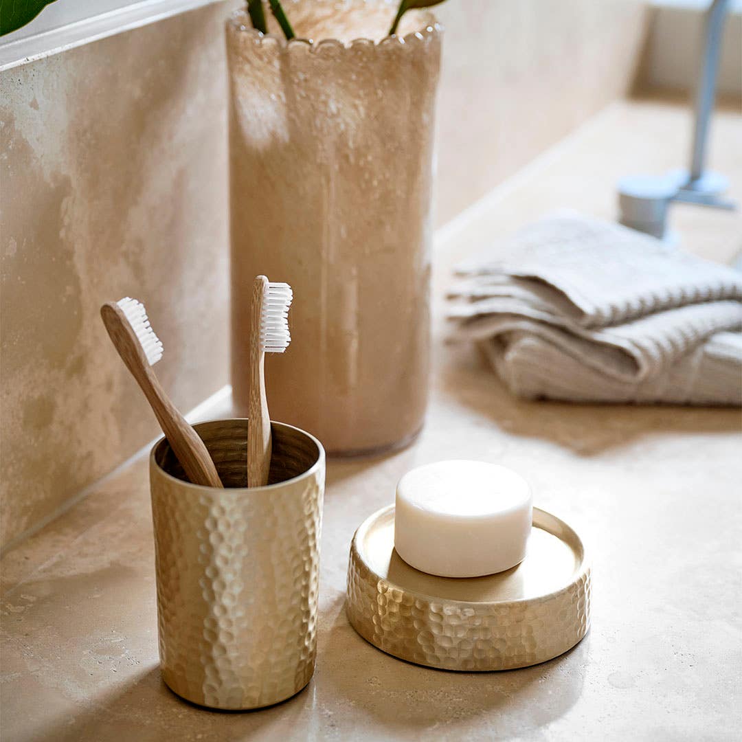 https://s3-ap-southeast-2.amazonaws.com/fusionfactory.commerceconnect.bbnt.production/pim_media/000/170/080/M_F_Summer_S24-25_LS_Bathroom_Accessories_Mehar-Soap_Dish-Tumbler_SI.jpg?1726538163