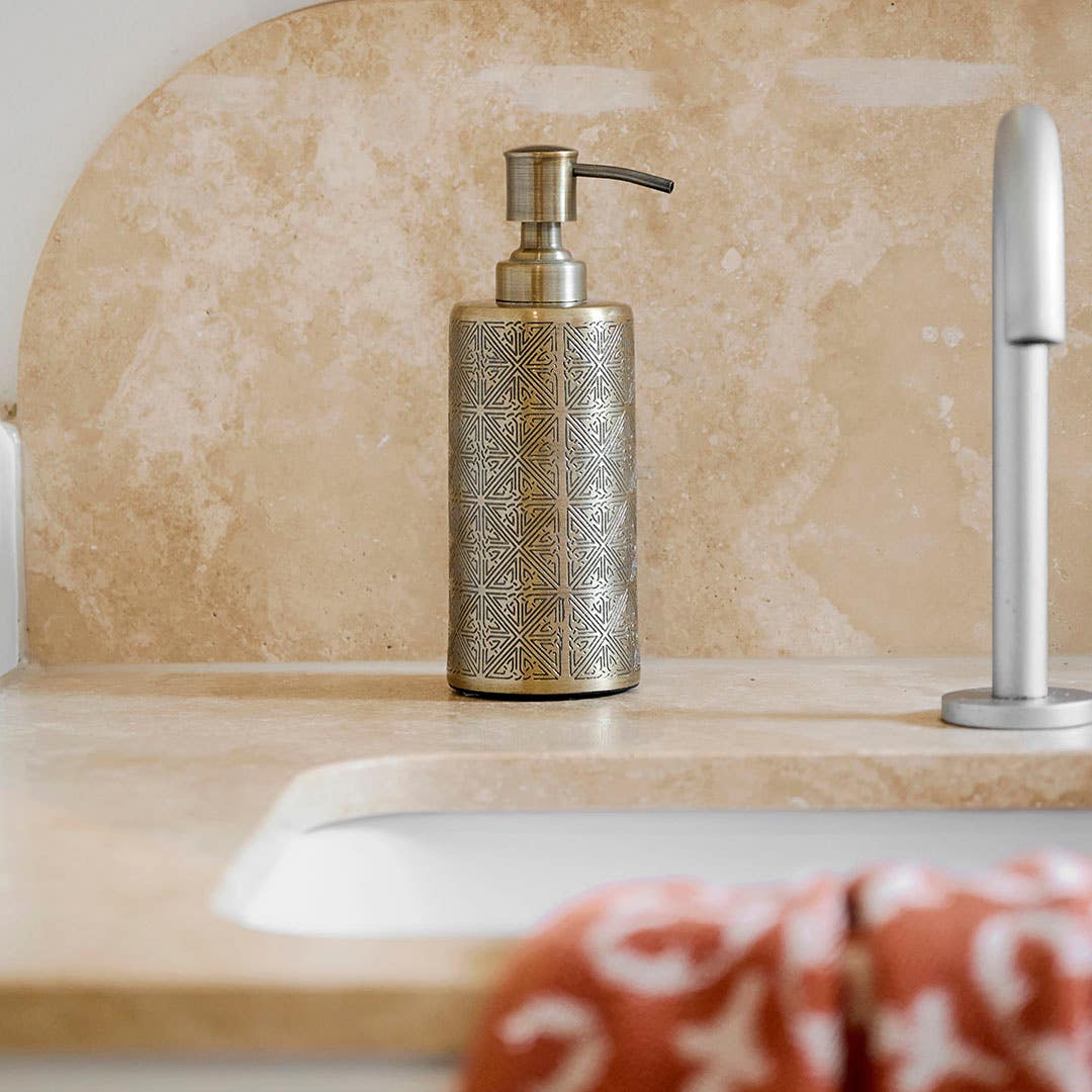 https://s3-ap-southeast-2.amazonaws.com/fusionfactory.commerceconnect.bbnt.production/pim_media/000/170/108/M_F_Summer_S24-25_LS_Bathroom_Accessories_Sai_Soap_Disp_Alva_Towel_SI.jpg?1726538829