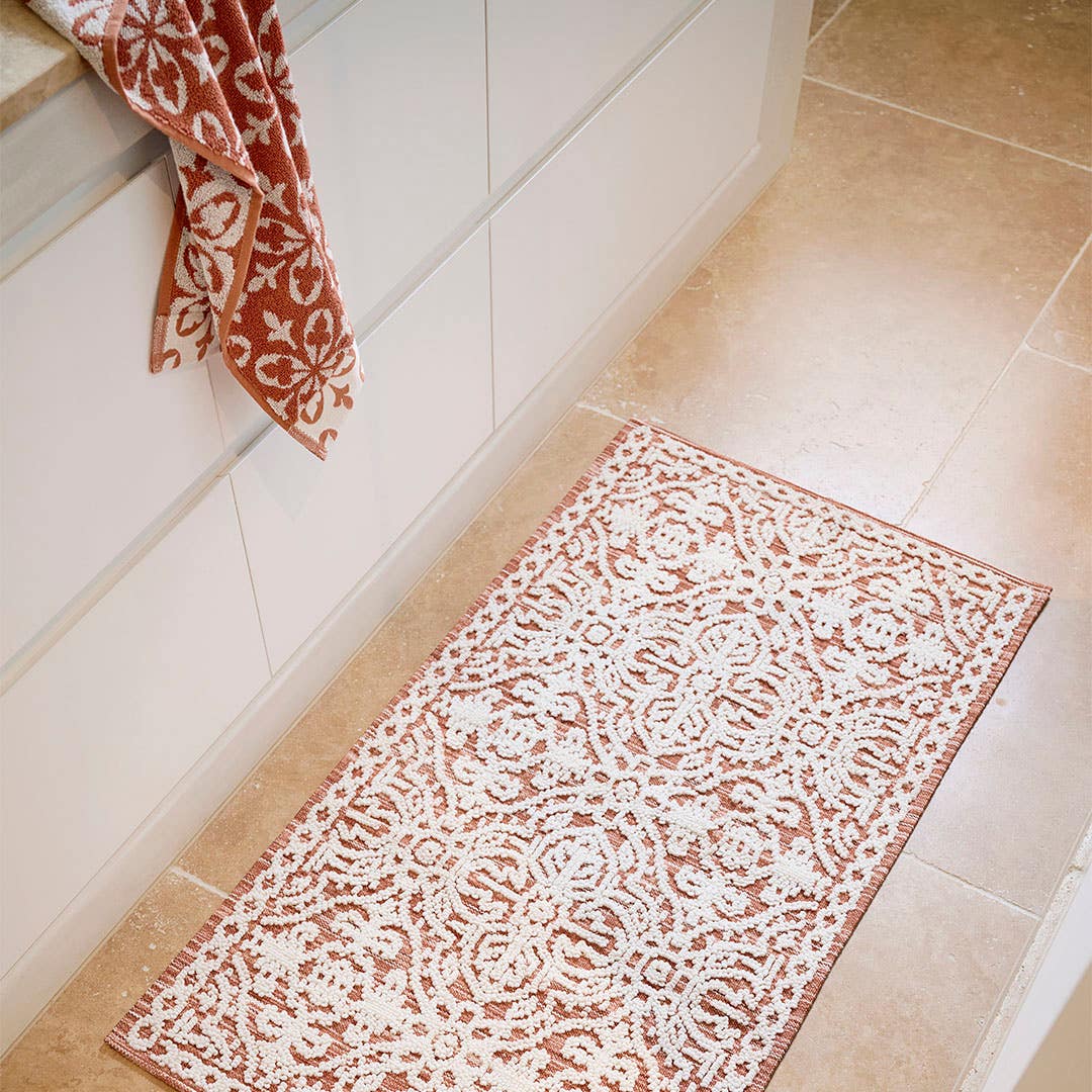 https://s3-ap-southeast-2.amazonaws.com/fusionfactory.commerceconnect.bbnt.production/pim_media/000/172/253/M_F_Summer_S24-25_LS_Bathroom_Alva_Range_Bathmat_2_SI.jpg?1728532241