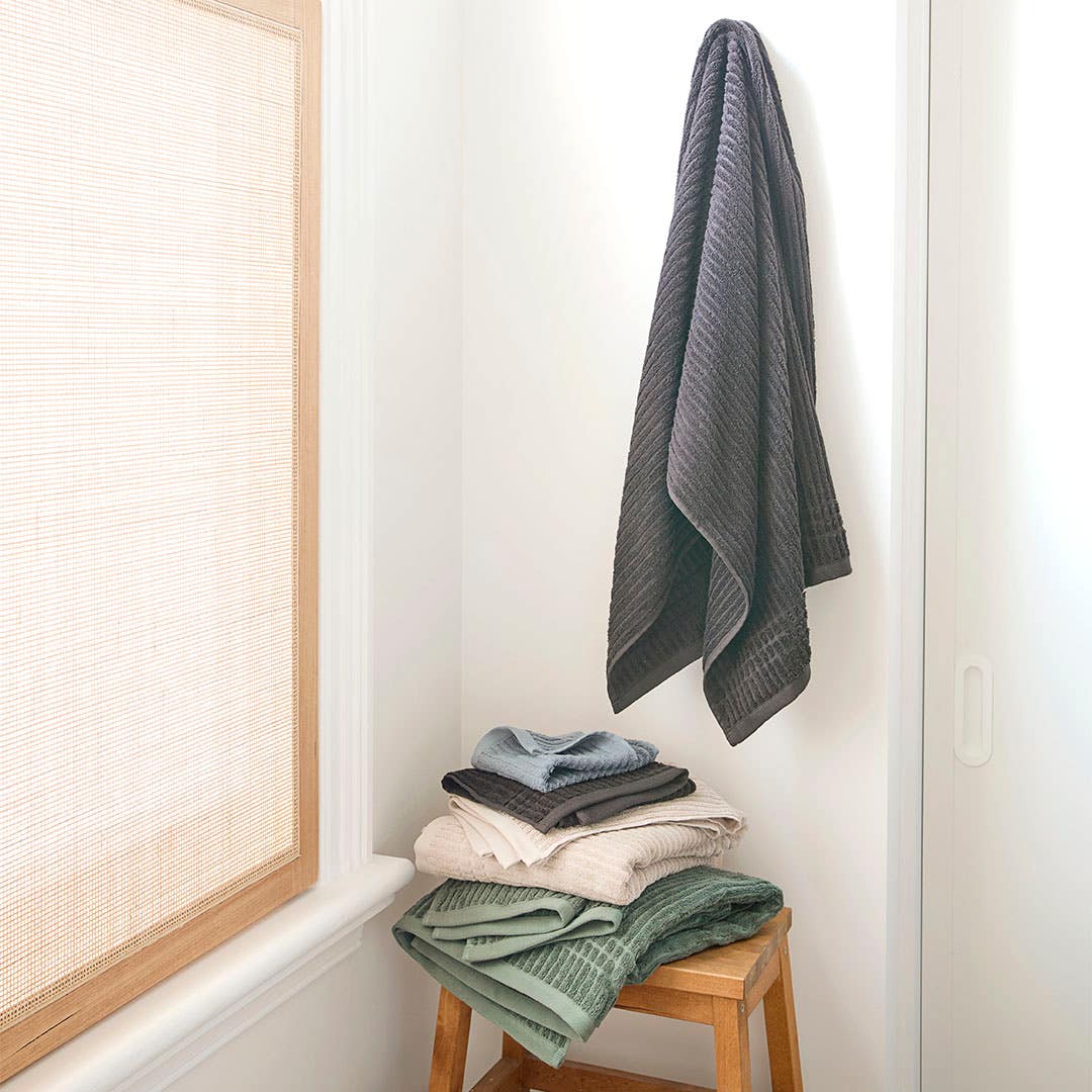 https://s3-ap-southeast-2.amazonaws.com/fusionfactory.commerceconnect.bbnt.production/pim_media/000/175/037/M_F_Summer_S24-25_LS_Bathroom_Egyptian_Retreat_4.jpg?1730329220