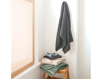 https://s3-ap-southeast-2.amazonaws.com/fusionfactory.commerceconnect.bbnt.production/pim_media/000/175/037/M_F_Summer_S24-25_LS_Bathroom_Egyptian_Retreat_4.jpg?1730329220