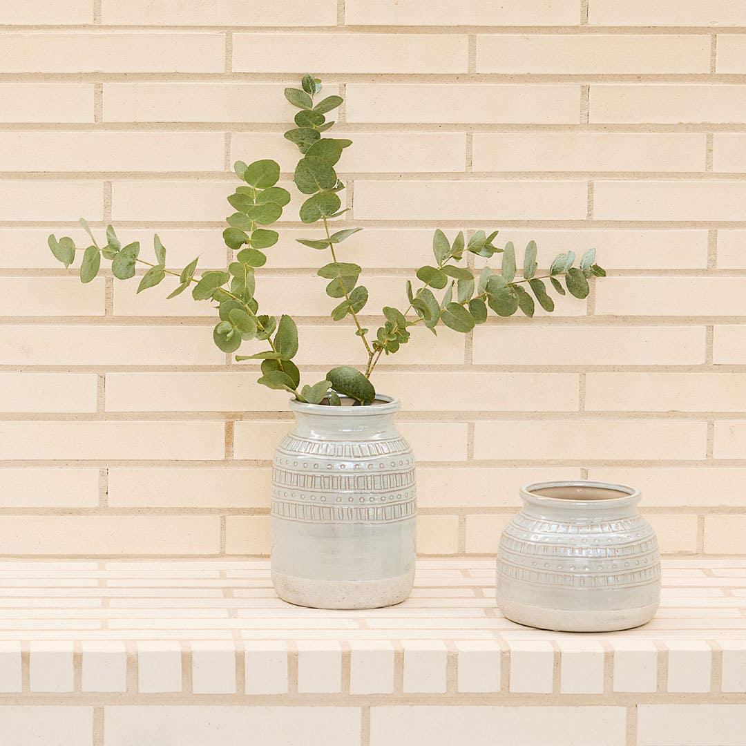 https://s3-ap-southeast-2.amazonaws.com/fusionfactory.commerceconnect.bbnt.production/pim_media/000/172/273/M_F_Summer_S24-25_LS_Location_Decorator_Helena_Ceramic_Vase_Tall_Squat_SI.jpg?1728533164
