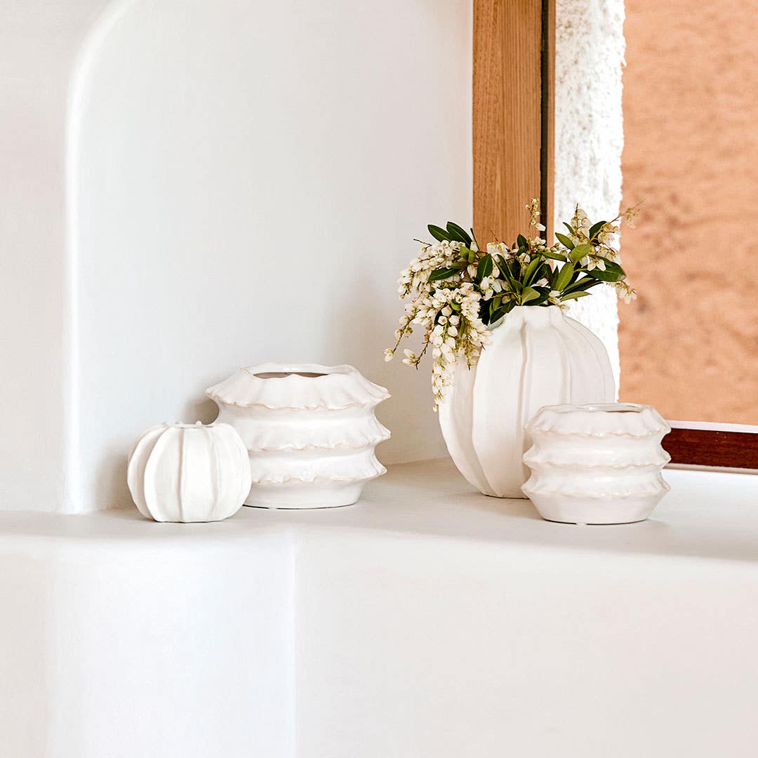 https://s3-ap-southeast-2.amazonaws.com/fusionfactory.commerceconnect.bbnt.production/pim_media/000/173/682/M_F_Summer_S24-25_LS_Location_Decorator_Nimo_Frill_Ceramic_Vase_SI.jpg?1729565341