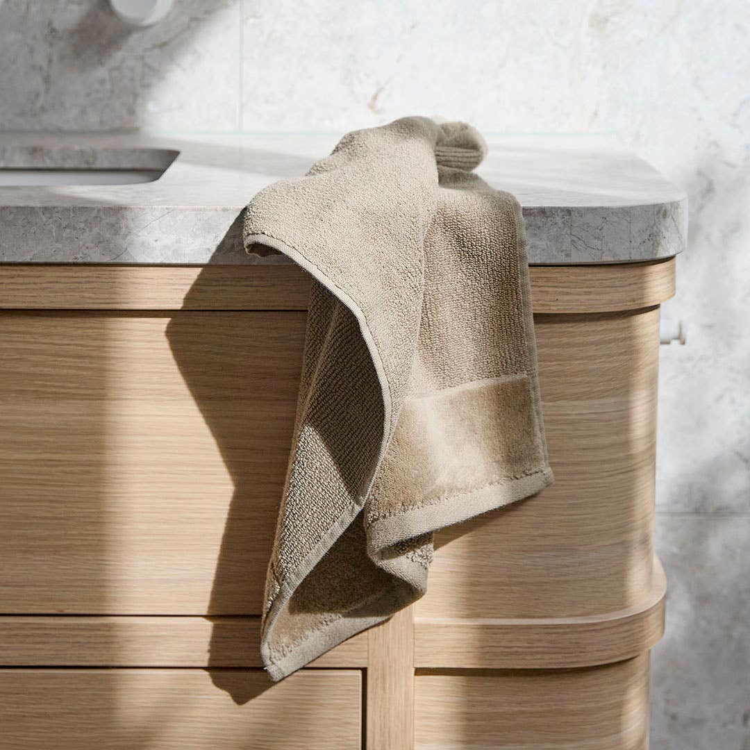 https://s3-ap-southeast-2.amazonaws.com/fusionfactory.commerceconnect.bbnt.production/pim_media/000/200/551/M_F_Summer_S25-26_LS_Bathroom_Towel-Hugo-Khaki_SI.jpg?1757031575