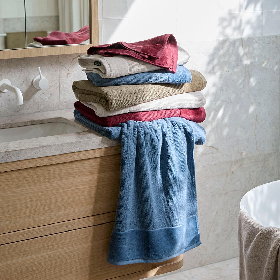 https://s3-ap-southeast-2.amazonaws.com/fusionfactory.commerceconnect.bbnt.production/pim_media/000/200/544/M_F_Summer_S25-26_LS_Bathroom_Towels-Hugo_Set_SI.jpg?1757031388