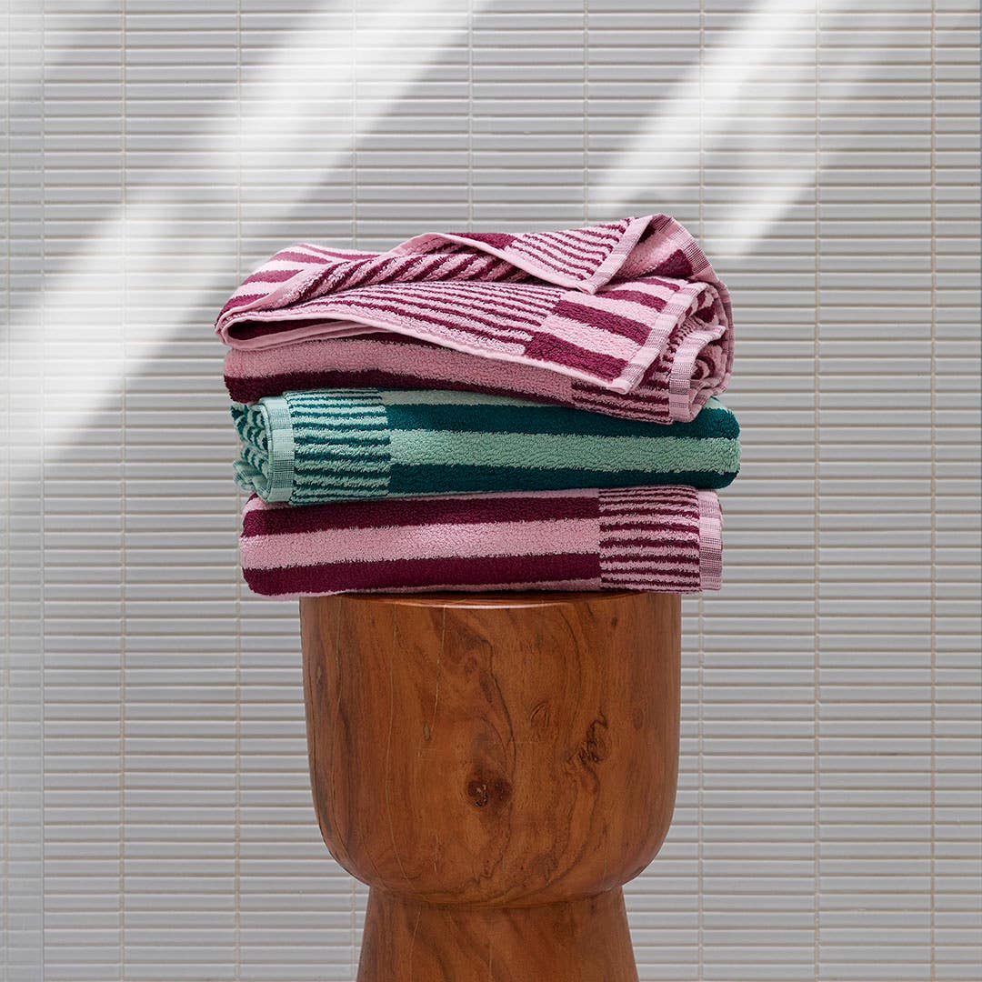 https://s3-ap-southeast-2.amazonaws.com/fusionfactory.commerceconnect.bbnt.production/pim_media/000/200/559/M_F_Summer_S25-26_LS_Bathroom_Towels_Kaito_Set_V2_SI.jpg?1757031757