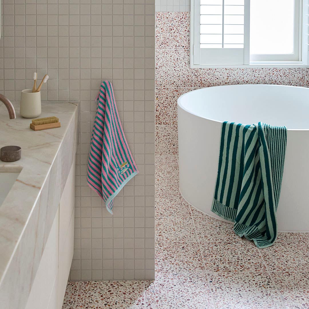 https://s3-ap-southeast-2.amazonaws.com/fusionfactory.commerceconnect.bbnt.production/pim_media/000/200/558/M_F_Summer_S25-26_LS_Bathroom_Towels_Kaito_Set_V3_SI.jpg?1757031729