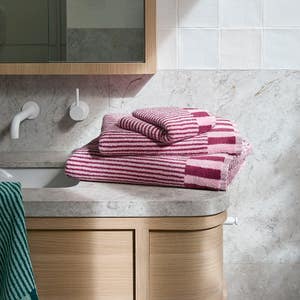 https://s3-ap-southeast-2.amazonaws.com/fusionfactory.commerceconnect.bbnt.production/pim_media/000/203/231/M_F_Summer_S25-26_LS_Bathroom_Towels_Kaito_Set_V4_SI.jpg?1761011044