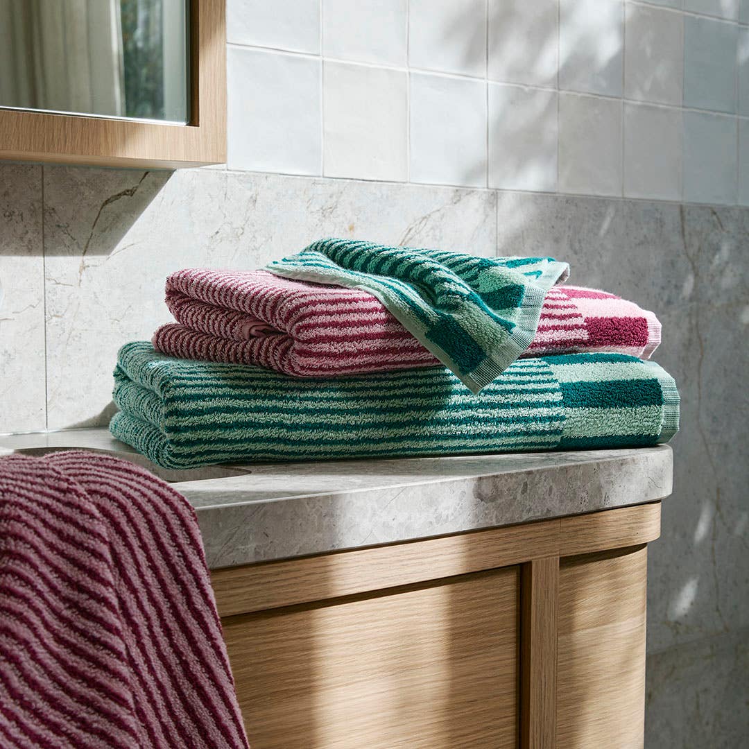 https://s3-ap-southeast-2.amazonaws.com/fusionfactory.commerceconnect.bbnt.production/pim_media/000/203/232/M_F_Summer_S25-26_LS_Bathroom_Towels_Kaito_Set_V7_SI.jpg?1761011132