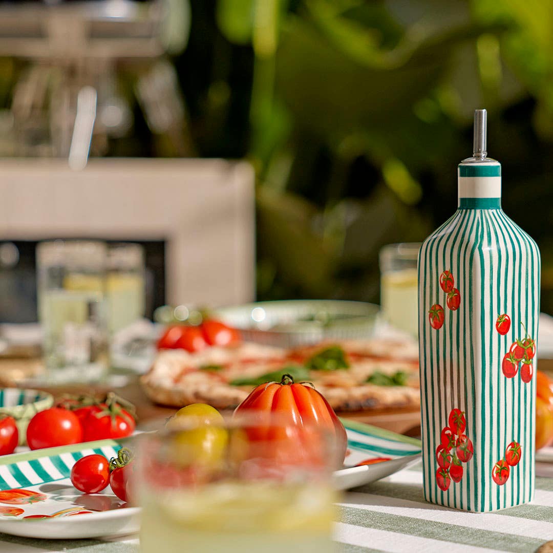 https://s3-ap-southeast-2.amazonaws.com/fusionfactory.commerceconnect.bbnt.production/pim_media/000/200/579/M_F_Summer_S25-26_LS_Dining_Pomodoro_Detail_10_Oil_Pourer_SI.jpg?1757034556