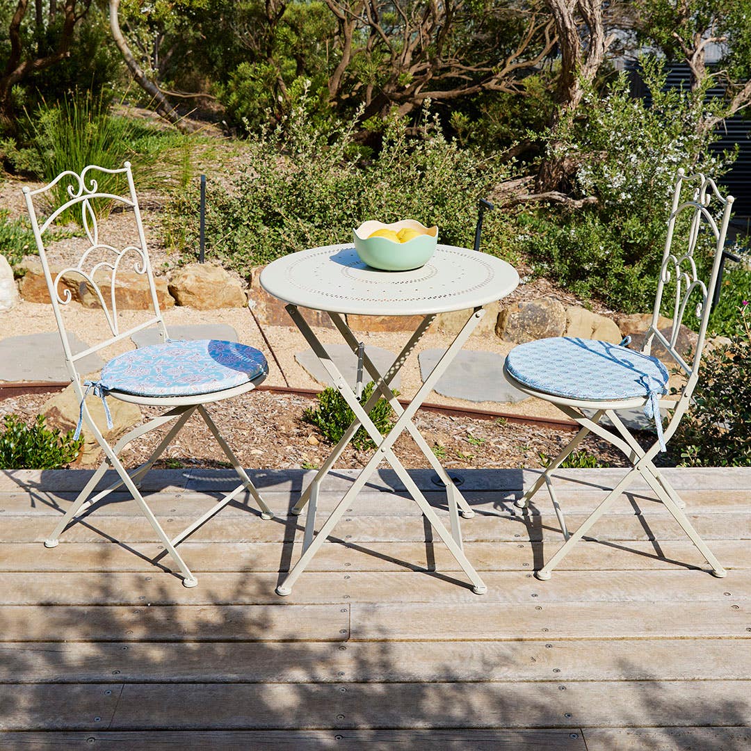 https://s3-ap-southeast-2.amazonaws.com/fusionfactory.commerceconnect.bbnt.production/pim_media/000/204/471/M_F_Summer_S25-26_LS_Outdoor-Picnic_Retreat_Garden_Chair-Table_Farah_Chairpad_V1_SI.jpg?1763688524