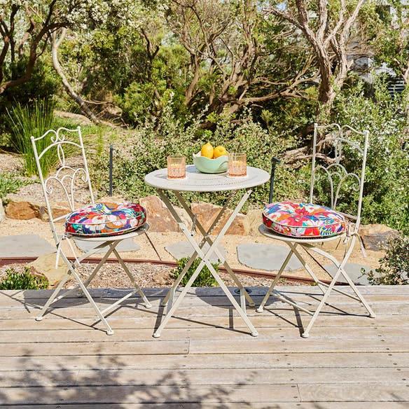 https://s3-ap-southeast-2.amazonaws.com/fusionfactory.commerceconnect.bbnt.production/pim_media/000/204/201/M_F_Summer_S25-26_LS_Outdoor-Picnic_Retreat_Garden_Chair-Table_Winton_Juna_Chairpad_V1_SI.jpg?1762734506