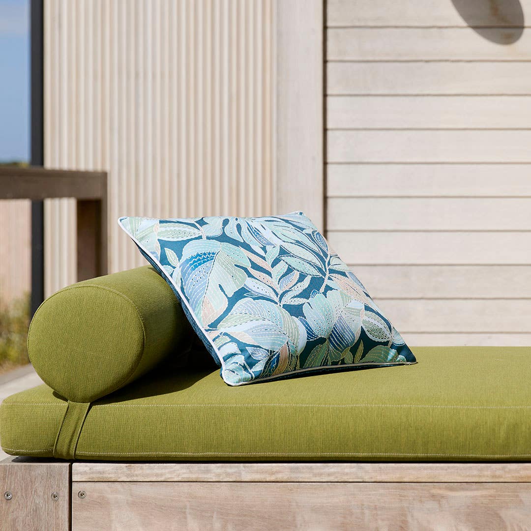 https://s3-ap-southeast-2.amazonaws.com/fusionfactory.commerceconnect.bbnt.production/pim_media/000/204/109/M_F_Summer_S25-26_LS_Outdoor_Cushions-Panama-Koa_SI_V2.jpg?1762486167