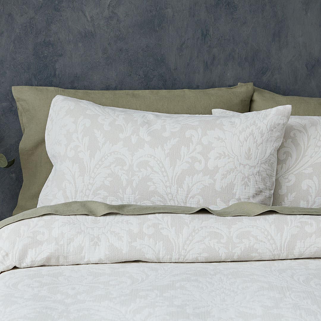https://s3-ap-southeast-2.amazonaws.com/fusionfactory.commerceconnect.bbnt.production/pim_media/000/155/485/M_F_W24_Bedlinen_BOP_Ainsley_QQC-Pillow_SI.jpg?1698882432