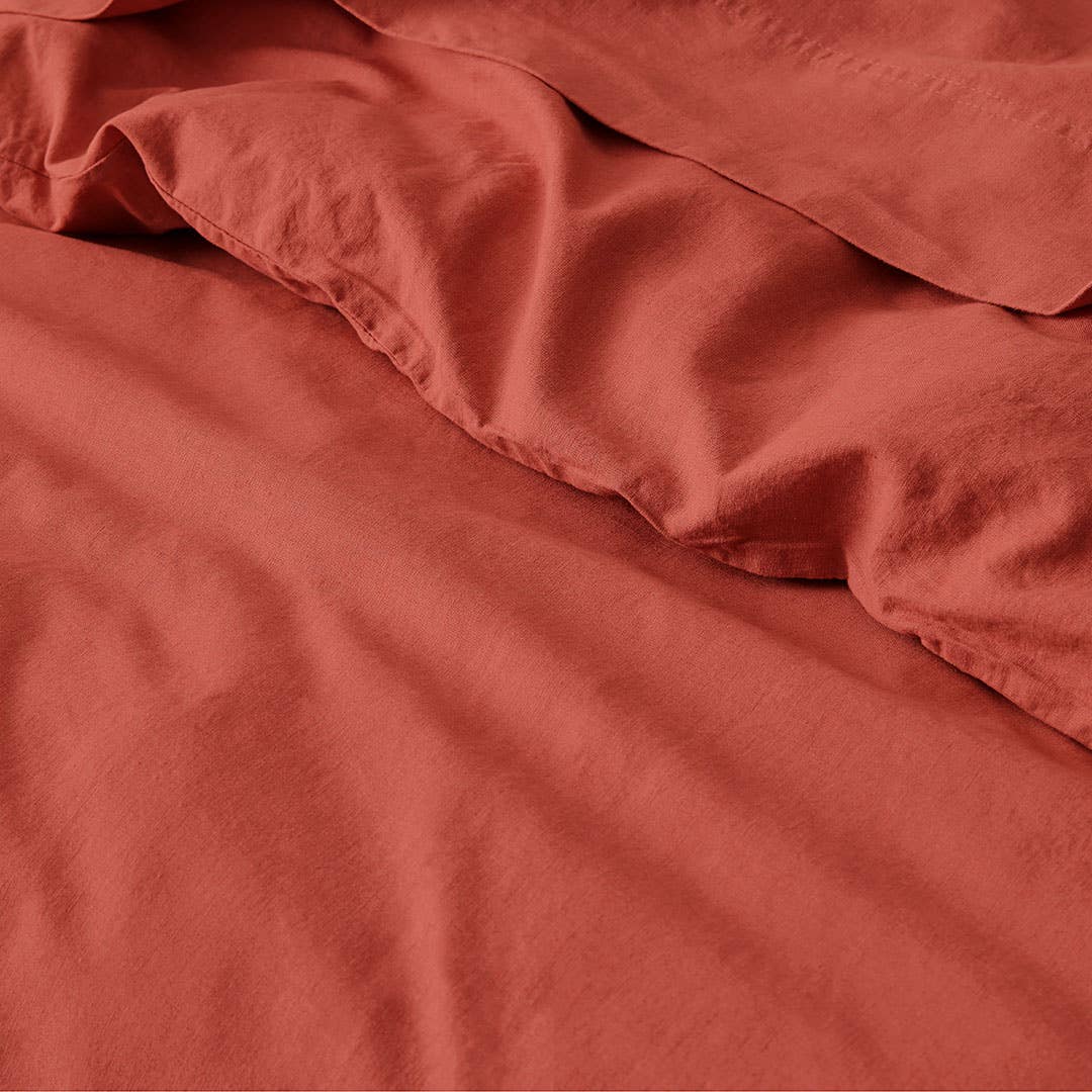 https://s3-ap-southeast-2.amazonaws.com/fusionfactory.commerceconnect.bbnt.production/pim_media/000/093/328/M_F_W24_Bedlinen_BOP_Olsen_Paprika_QQC_Detail-1_SI.jpg?1704172629