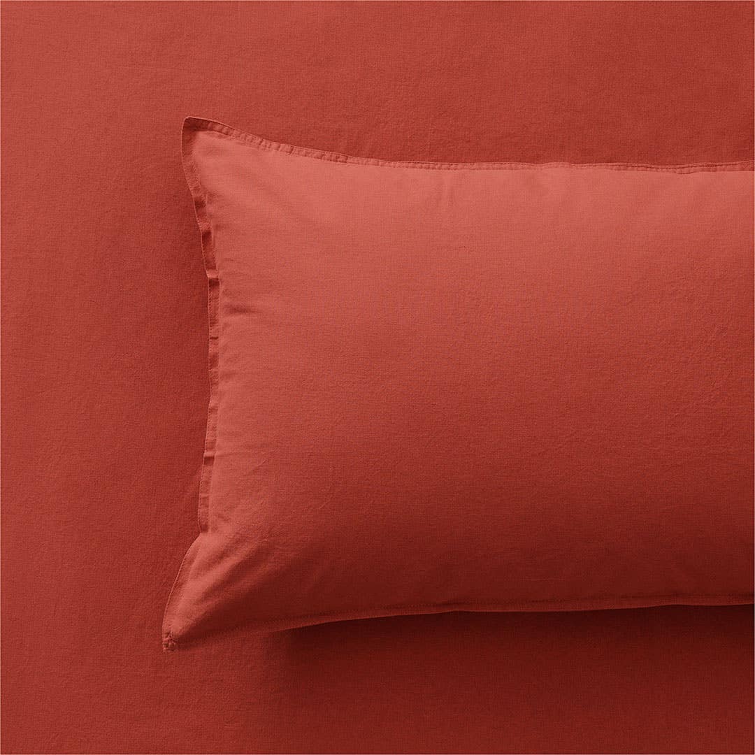 https://s3-ap-southeast-2.amazonaws.com/fusionfactory.commerceconnect.bbnt.production/pim_media/000/157/893/M_F_W24_Bedlinen_BOP_Olsen_Paprika_QQC_Detail-2_SI.jpg?1704172699