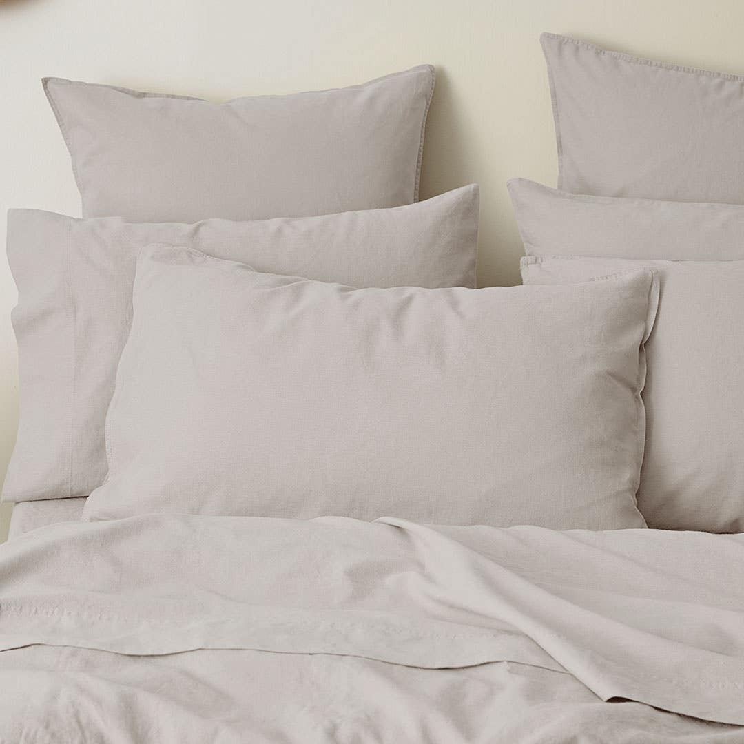 https://s3-ap-southeast-2.amazonaws.com/fusionfactory.commerceconnect.bbnt.production/pim_media/000/158/008/M_F_W24_Bedlinen_BOP_Olsen_Platinum_QQC_Pillow_SI.jpg?1704244814