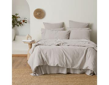 https://s3-ap-southeast-2.amazonaws.com/fusionfactory.commerceconnect.bbnt.production/pim_media/000/158/002/M_F_W24_Bedlinen_BOP_Olsen_Platinum_QQC_SI.jpg?1704244692