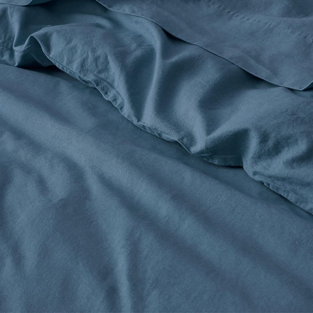 https://s3-ap-southeast-2.amazonaws.com/fusionfactory.commerceconnect.bbnt.production/pim_media/000/157/952/M_F_W24_Bedlinen_BOP_Olsen_Slate-Blue_QQC_Detail-1_SI.jpg?1704241052