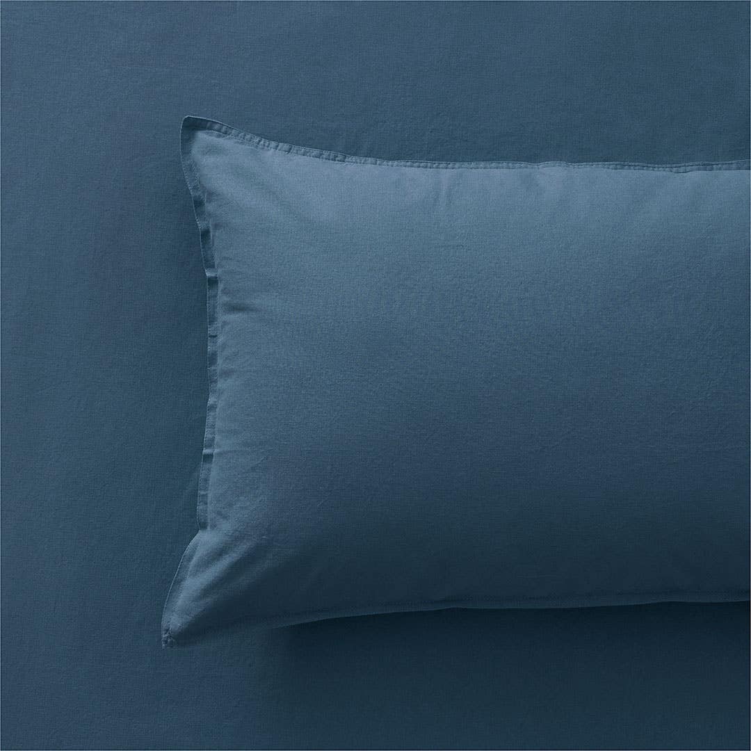 https://s3-ap-southeast-2.amazonaws.com/fusionfactory.commerceconnect.bbnt.production/pim_media/000/157/953/M_F_W24_Bedlinen_BOP_Olsen_Slate-Blue_QQC_Detail-2_SI.jpg?1704241075
