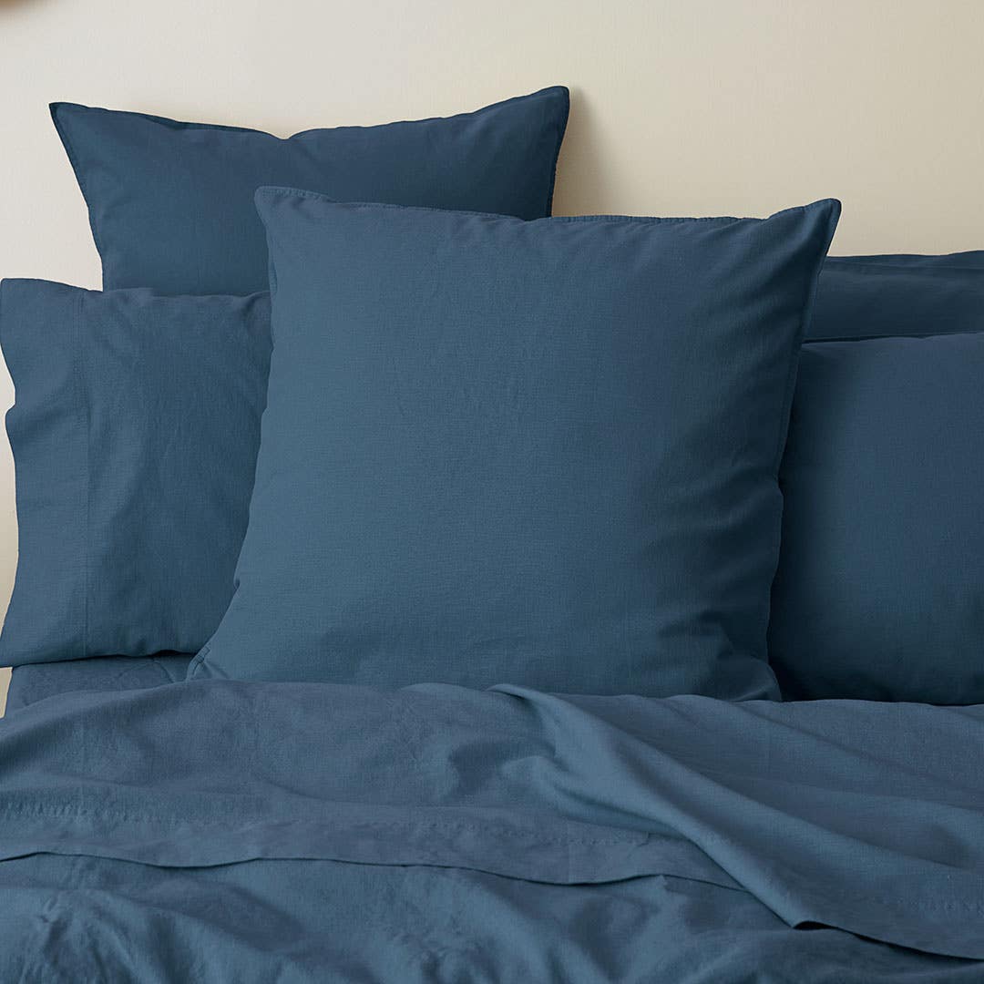 https://s3-ap-southeast-2.amazonaws.com/fusionfactory.commerceconnect.bbnt.production/pim_media/000/157/955/M_F_W24_Bedlinen_BOP_Olsen_Slate-Blue_QQC_Euro_SI.jpg?1704241108