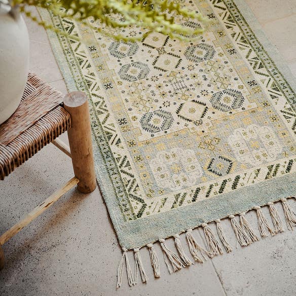 https://s3-ap-southeast-2.amazonaws.com/fusionfactory.commerceconnect.bbnt.production/pim_media/000/160/591/M_F_W24_LS_Bathroom-Bath_Mat_Andes_BR-Blue_Detail-01_SI.jpg?1708402283