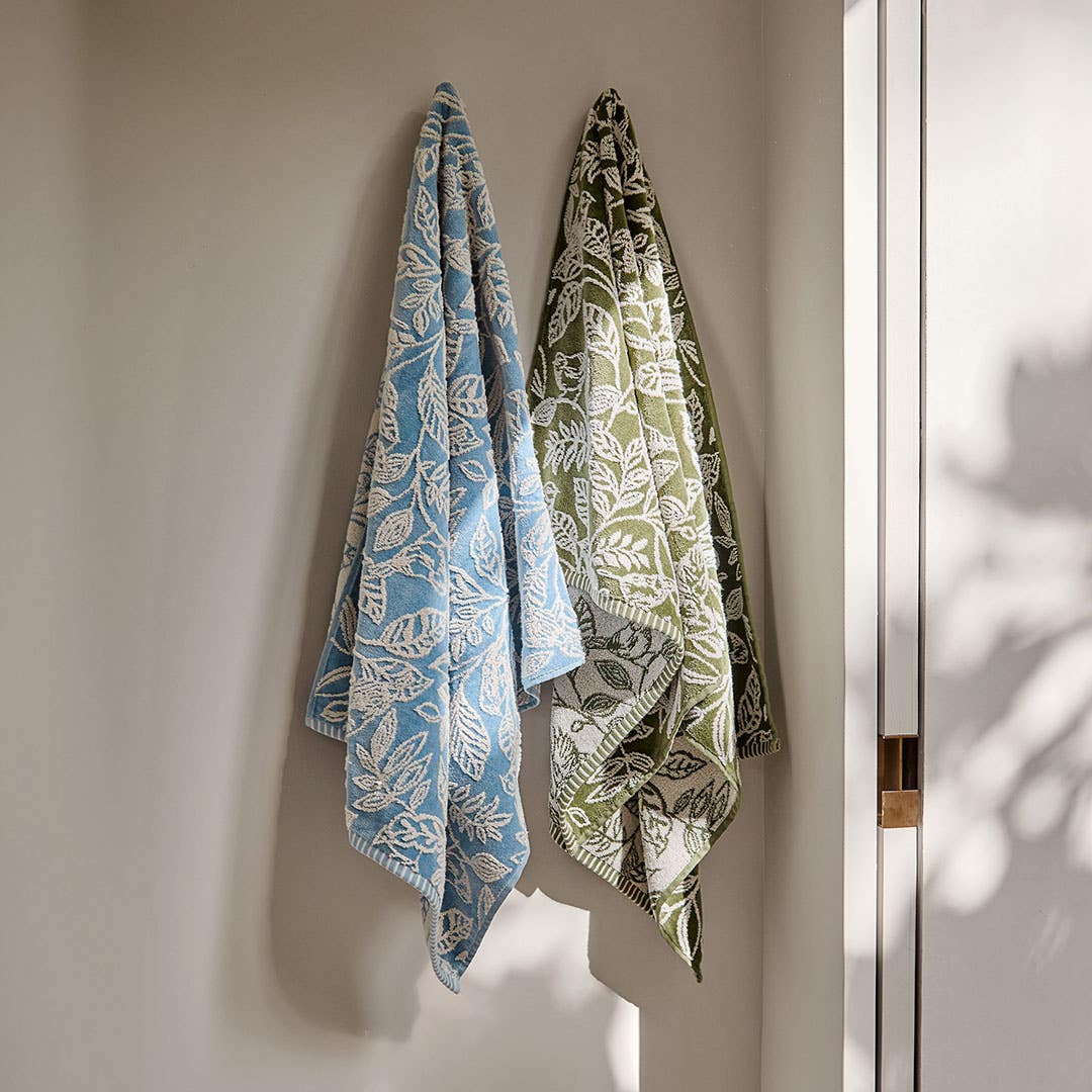 https://s3-ap-southeast-2.amazonaws.com/fusionfactory.commerceconnect.bbnt.production/pim_media/000/163/207/M_F_W24_LS_Bathroom_BT_Bird_Song_Blue_Green_1_SI.jpg?1714450490