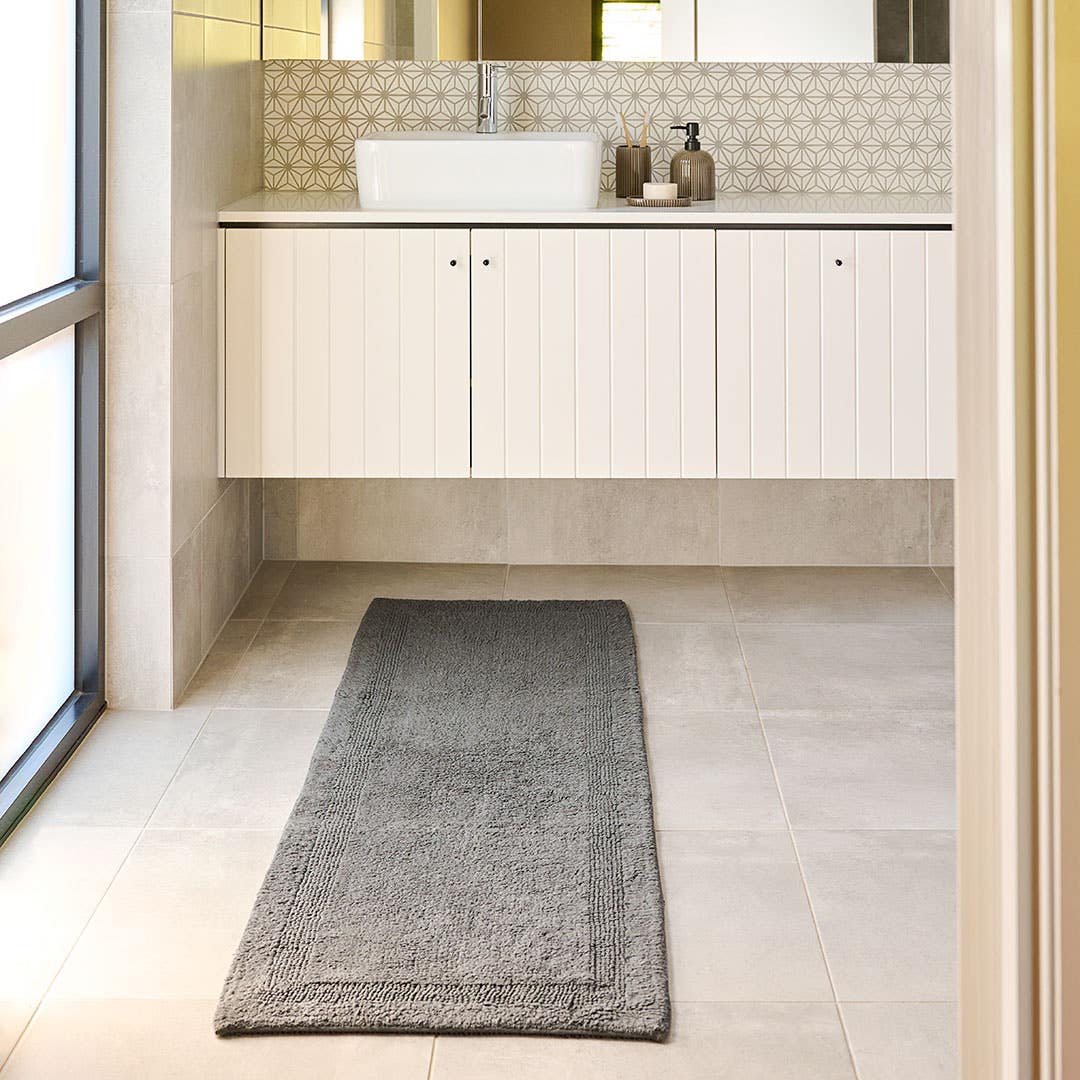 https://s3-ap-southeast-2.amazonaws.com/fusionfactory.commerceconnect.bbnt.production/pim_media/000/160/687/M_F_W24_LS_Bathroom_Runners_Braxton-Graphite_V2_SI.jpg?1708490455