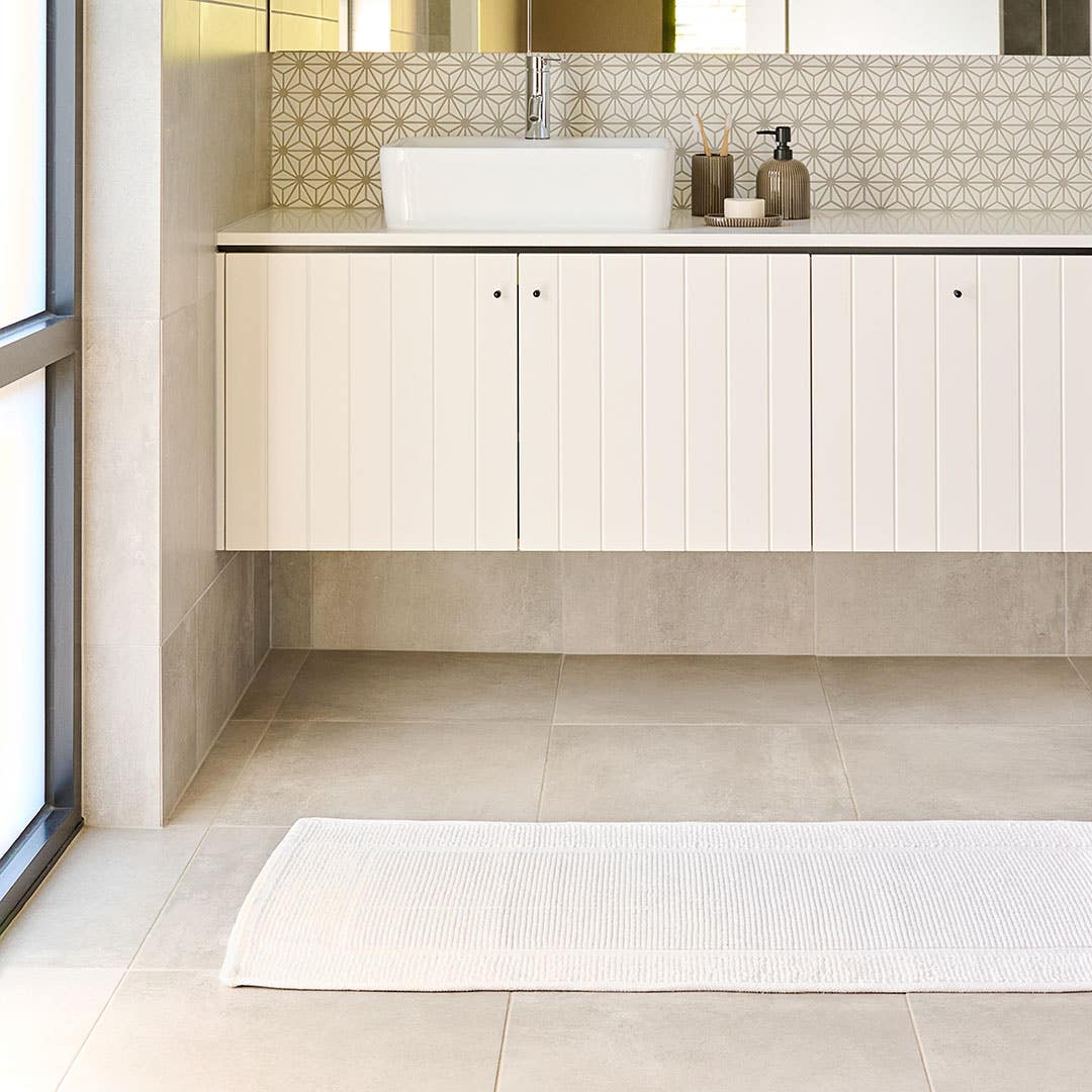 https://s3-ap-southeast-2.amazonaws.com/fusionfactory.commerceconnect.bbnt.production/pim_media/000/160/699/M_F_W24_LS_Bathroom_Runners_Piermont_White_V1_SI.jpg?1708490764